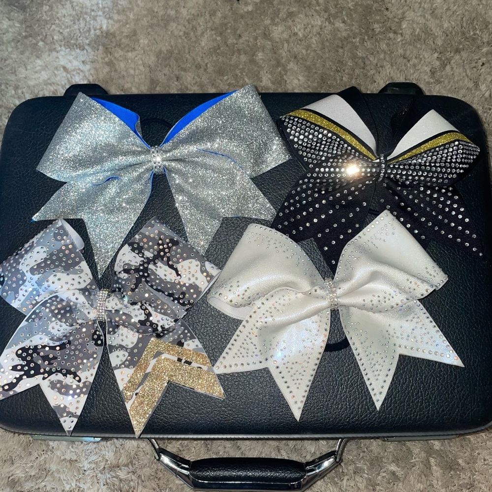 Cheerleadibg bows!